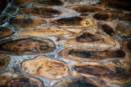 Imagen del suelo de piedra y madera del Restaurante Asador La Gruta