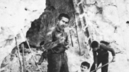 Imagen antigua de un hombre y dos niños trabajando en la cueva de La Gruta